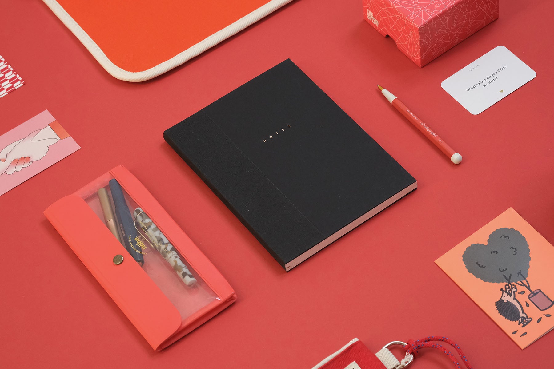 Podłużne etui – czerwone, nähe, papierniczy design