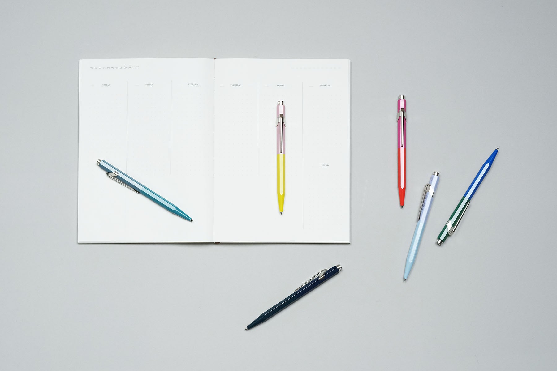Aluminiowy długopis Caran dAche 849 Paul Smith – Cobalt & Emearld, Caran d'Ache, papierniczy design