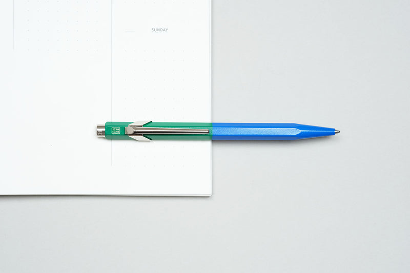 Aluminiowy długopis Caran dAche 849 Paul Smith – Cobalt & Emearld, Caran d'Ache, papierniczy design