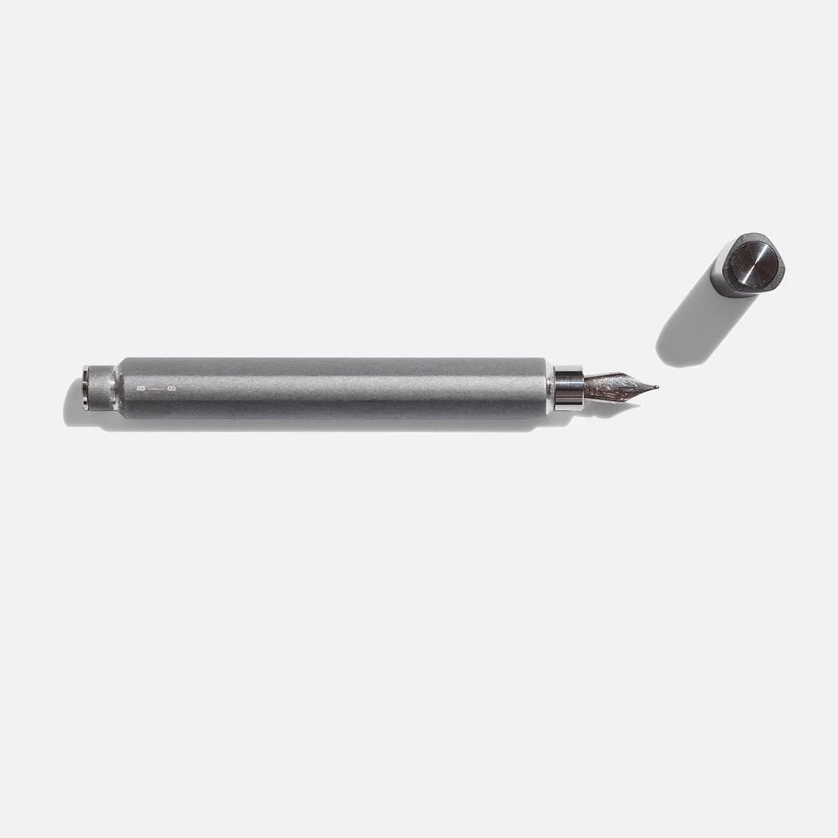Aluminiowe pióro wieczne z magnetycznym zamknięciem – szare, before breakfast, domowe biuro, designerskie artykuły biurowe