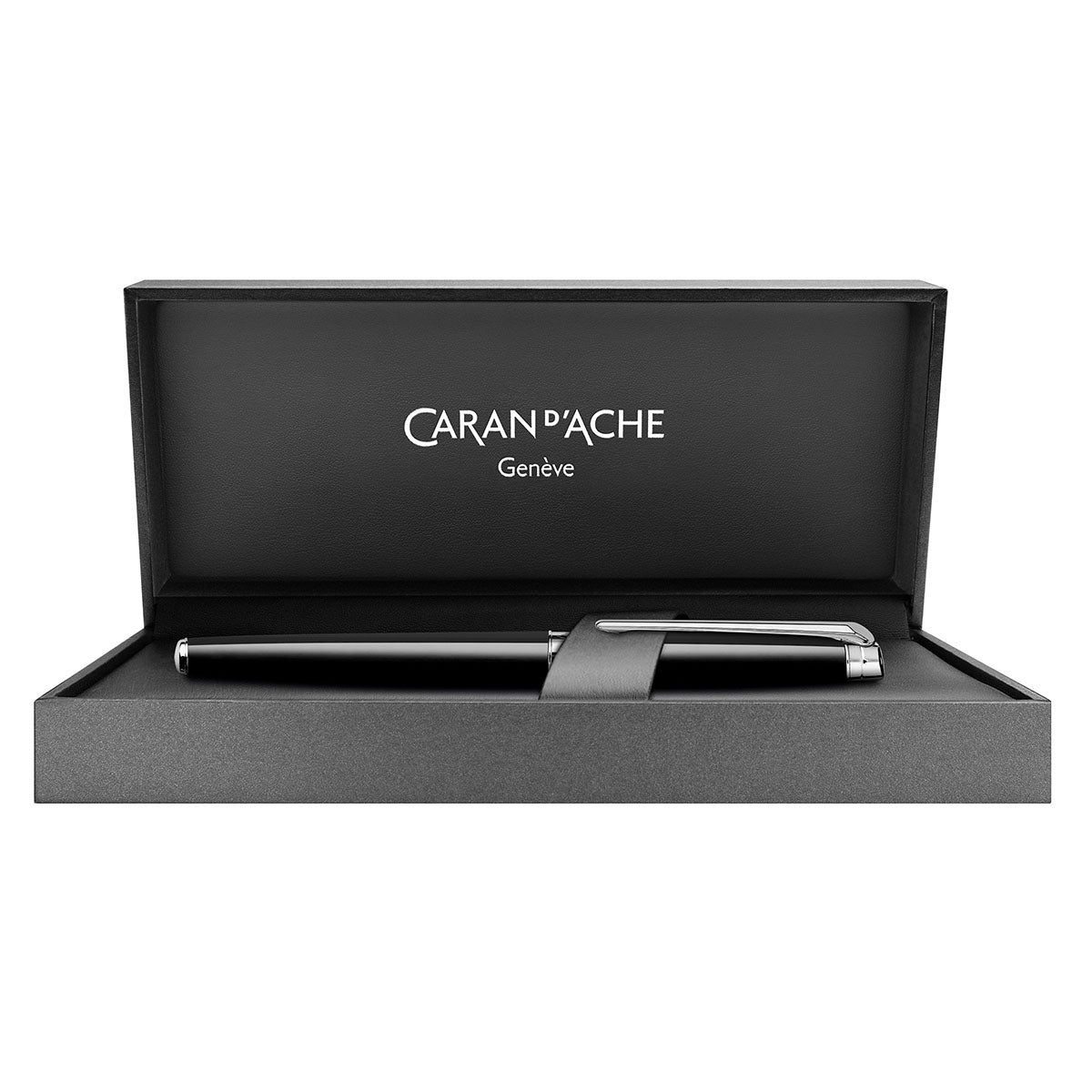 Czarne pióro Leman Slim w eleganckim, czarnym pudełku z logo marki Caran d'Ache.