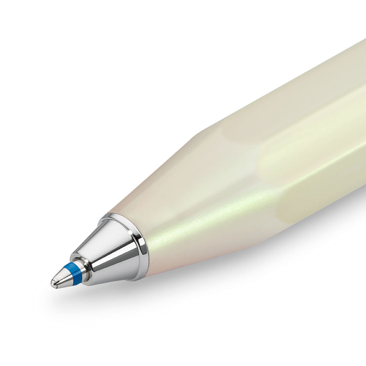 Niebieski wkład długopisowy marki Kaweco oraz fragment jasnozielonego korpusu z srebrnym wykończeniem.