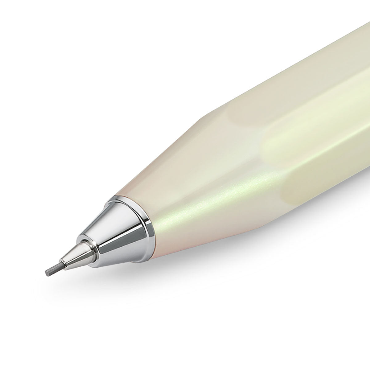 Grafit w ołówku mechanicznym marki Kaweco oraz fragment jasnozielonego korpusu z srebrnym wykończeniem.