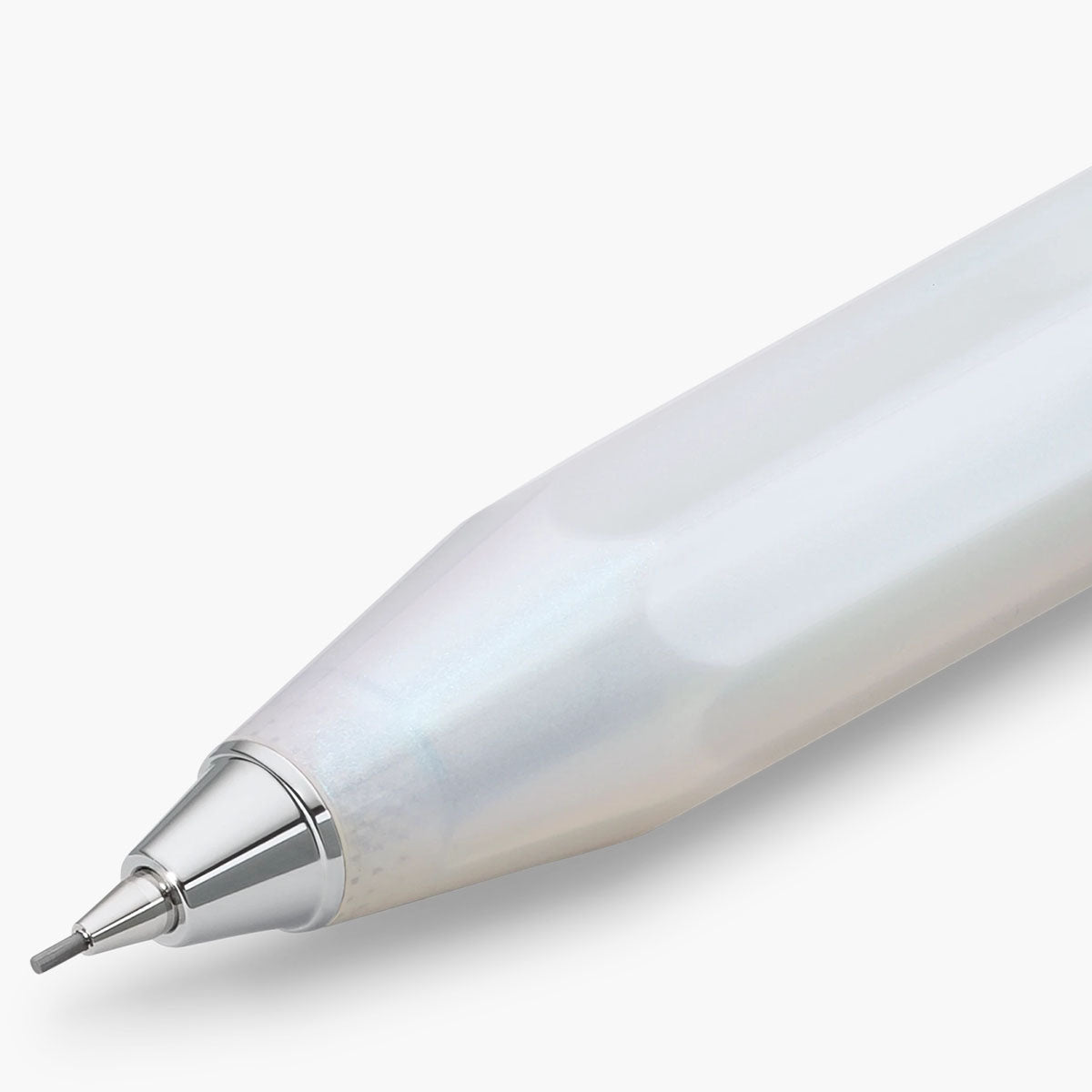 Grafit w ołówku mechanicznym marki Kaweco oraz fragment białego korpusu z srebrnym wykończeniem.