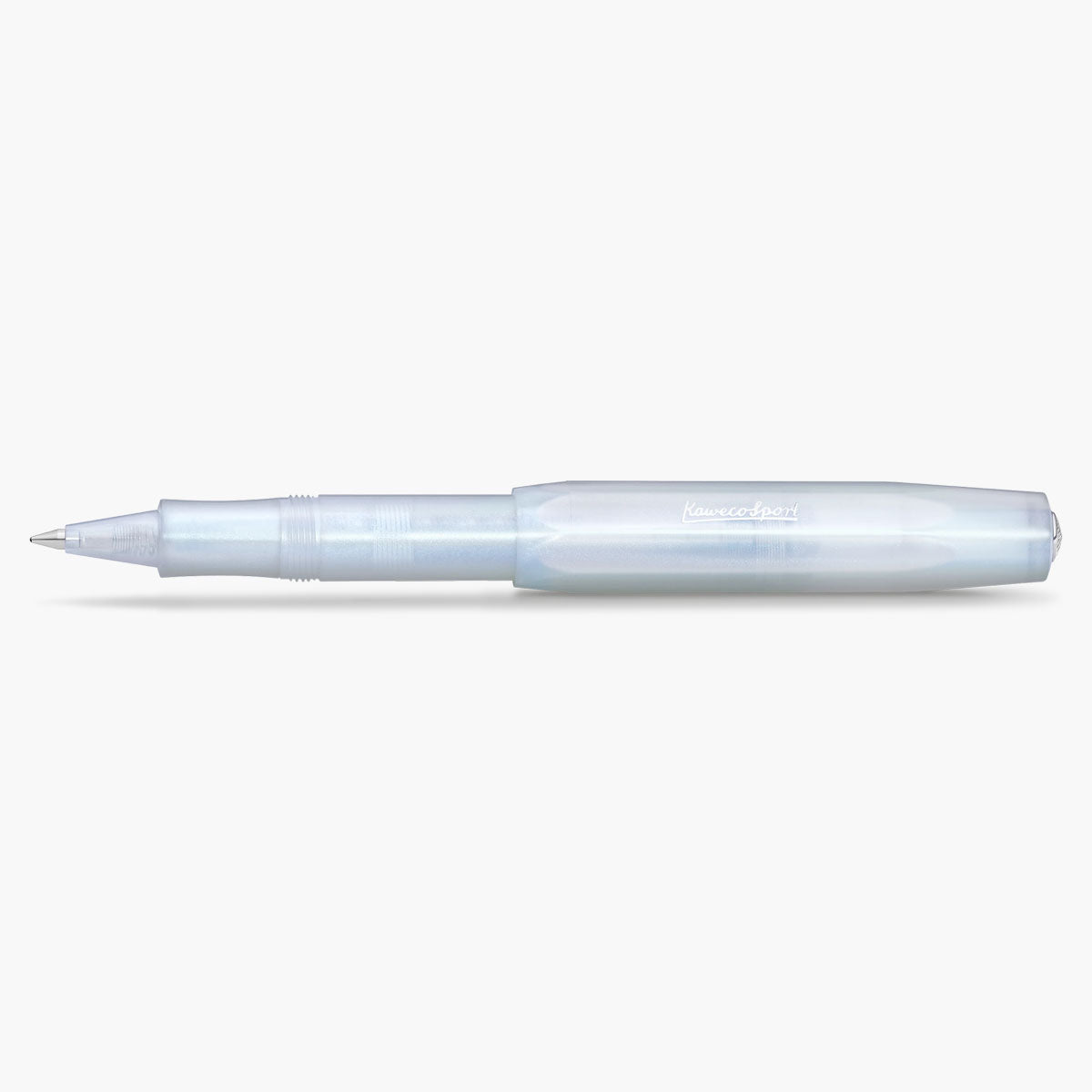 Pióro kulkowe Kaweco Lunar Sport Light Blue z fioletowo-niebieskim połyskiem ze srebrną stalówką i napisem Kaweco Sport.
