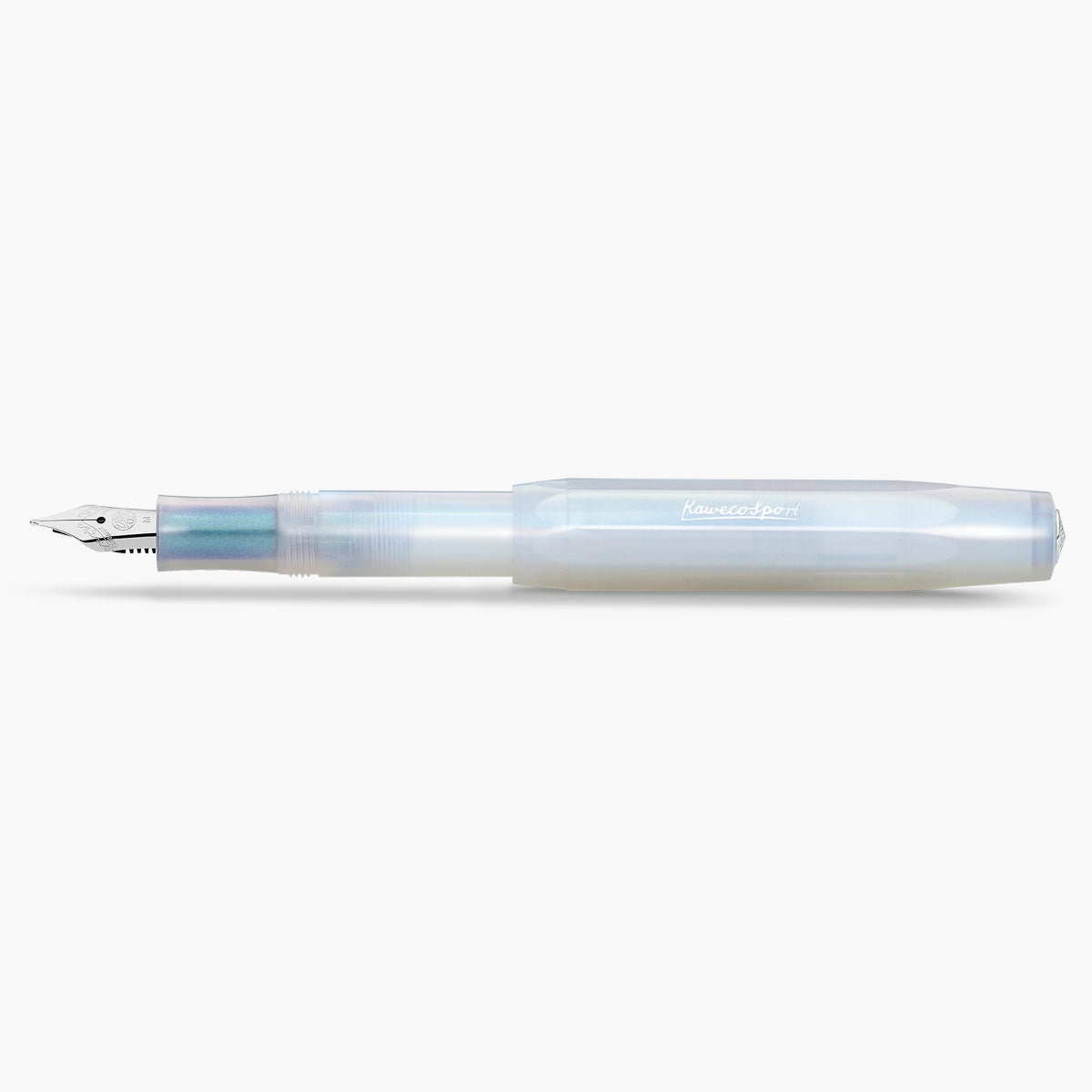 Pióro wieczne Kaweco Lunar Sport Light Blue z fioletowo-niebieskim połyskiem ze srebrną stalówką i napisem Kaweco Sport.