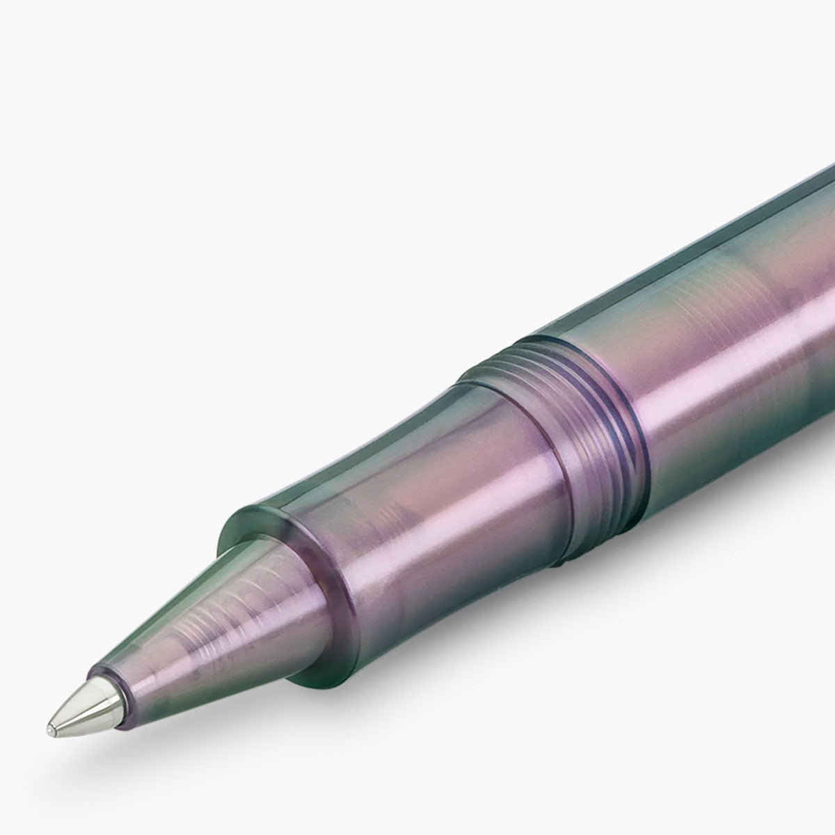 Wkład pióra kulkowego z logo marki Kaweco w korpusie w fioletowych odcieniach.