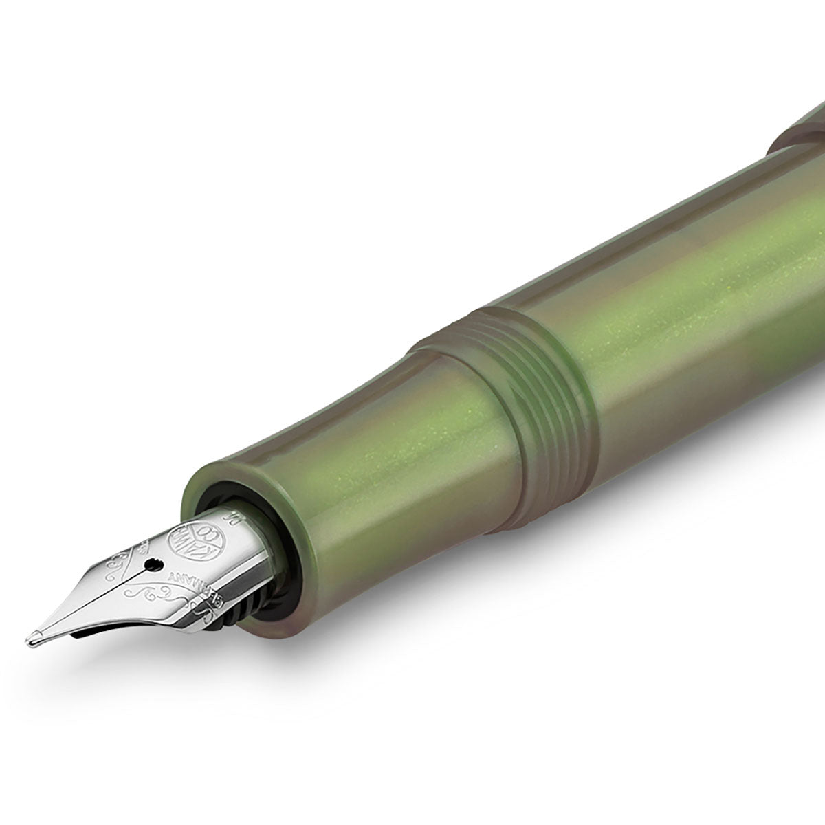 Srebrna stalówka pióra wiecznego Kaweco LUNAR Sport Shadow Green w kolorze zielonym z perłowym wykończeniem.