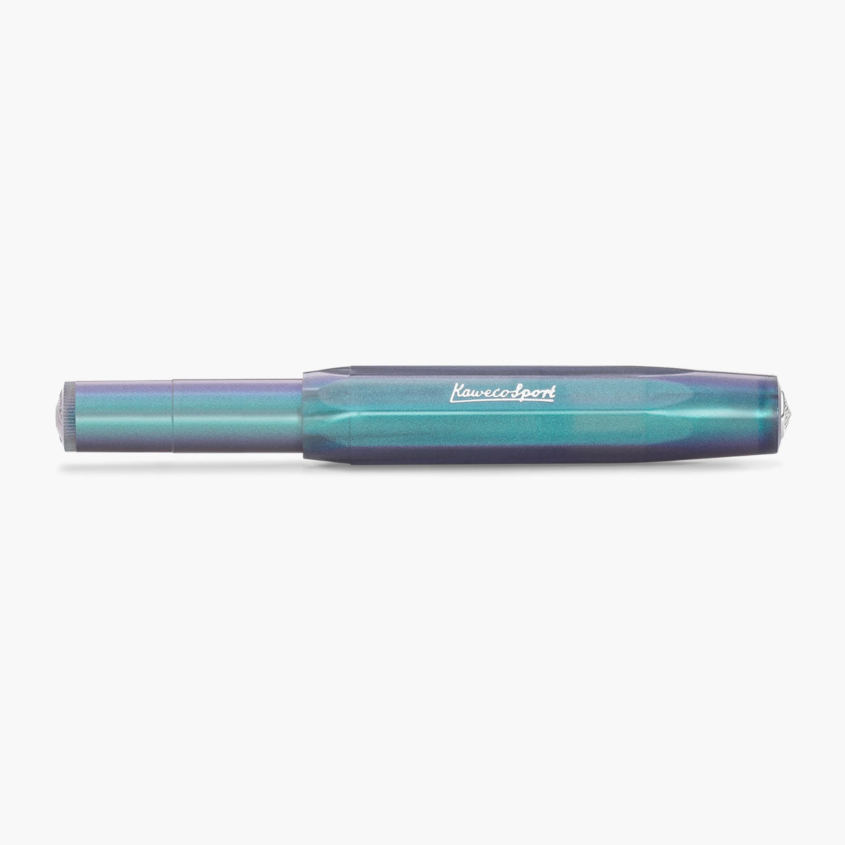 Pióro Kaweco Lunar Shadow Blue w kolorach inspirowanych naturą, z perłowym wykończeniem, z srebrną stalówką i napisem „Kaweco Sport”.