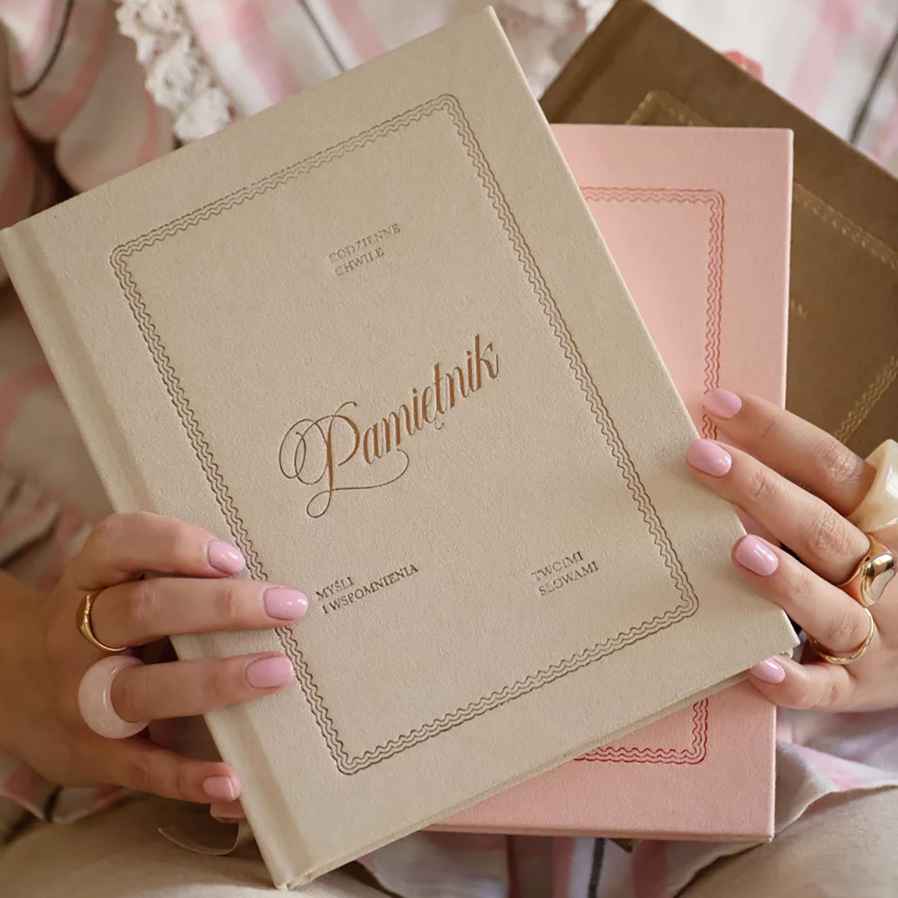 Welurowy pamiętnik, Jaśnie Plan, papierniczy design