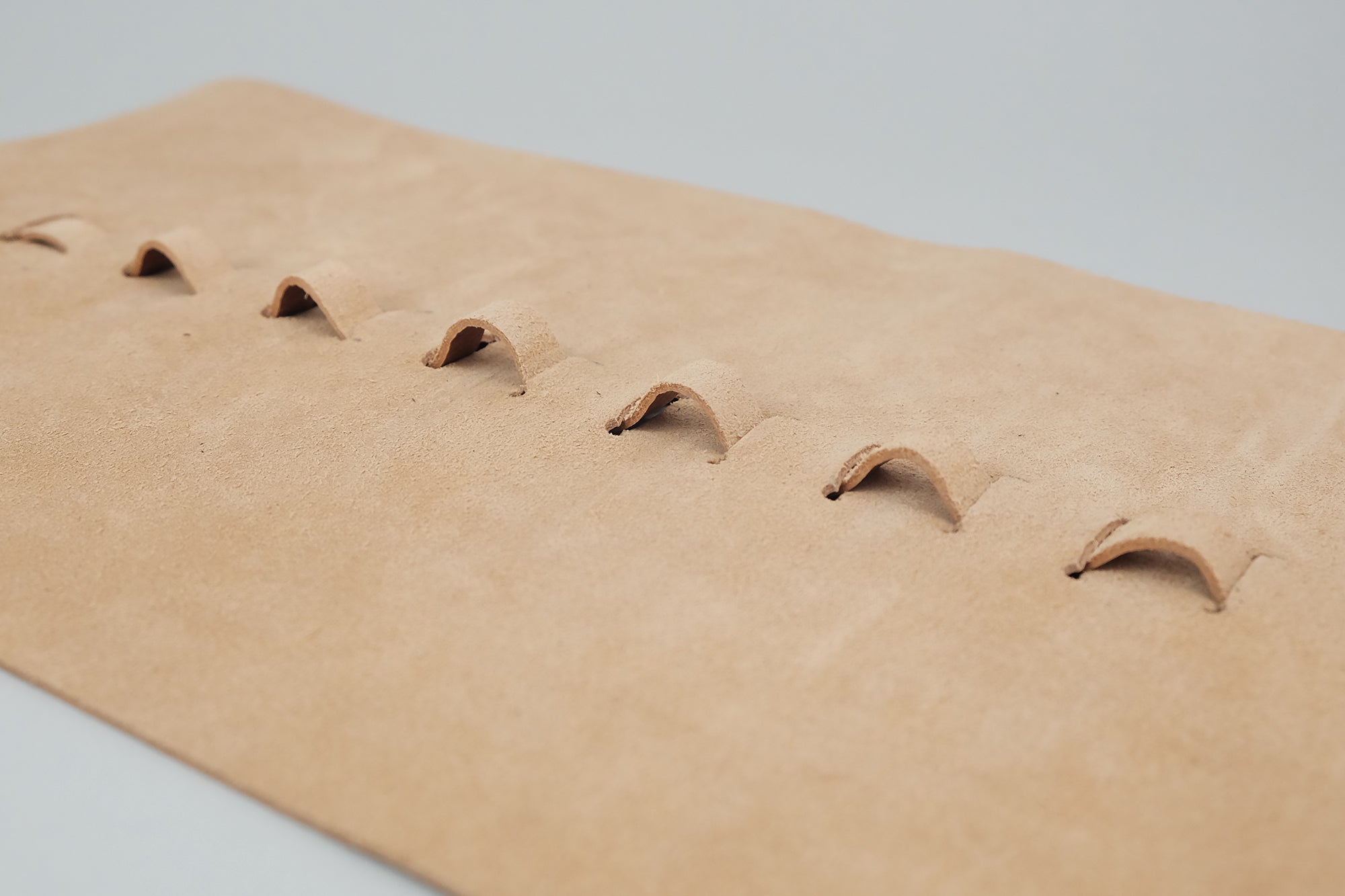 Skórzany piórnik zwijany – miodowy, Piel, papierniczy design