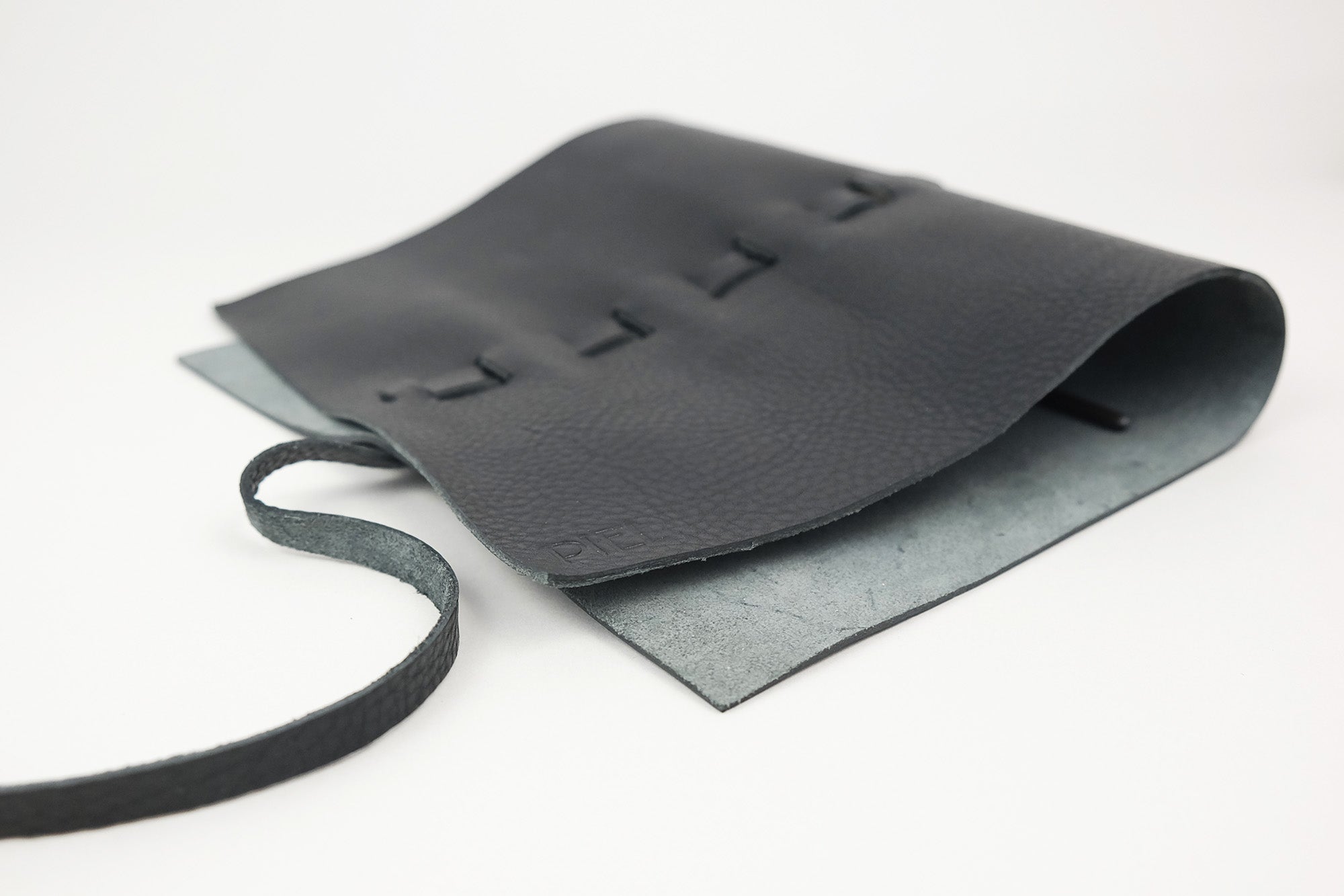 Skórzany piórnik zwijany – czarny, Piel, papierniczy design