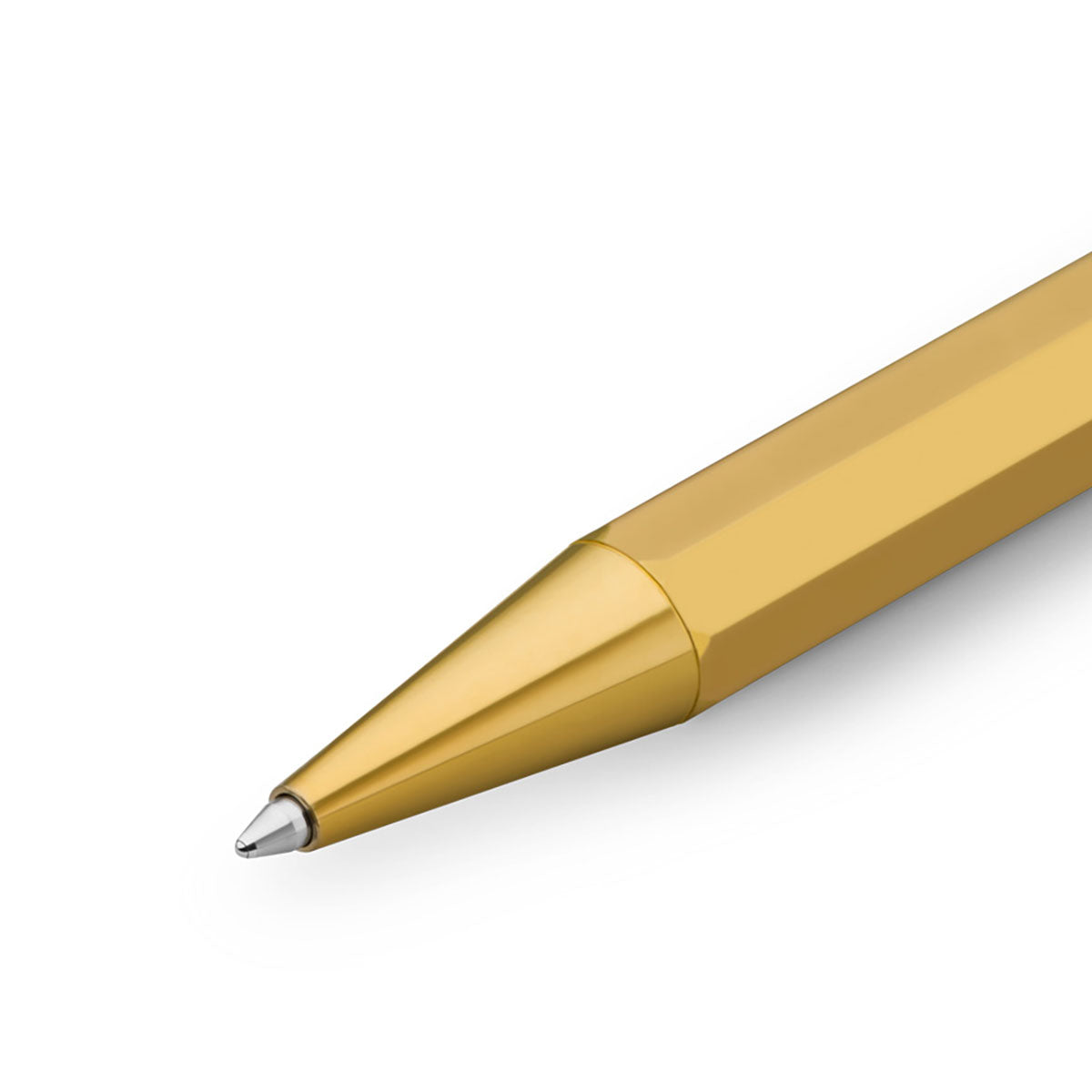 Mosiężny długopis Kaweco z kolekcji SPECIAL w kolorze złotym oraz z wysuniętym wkładem.