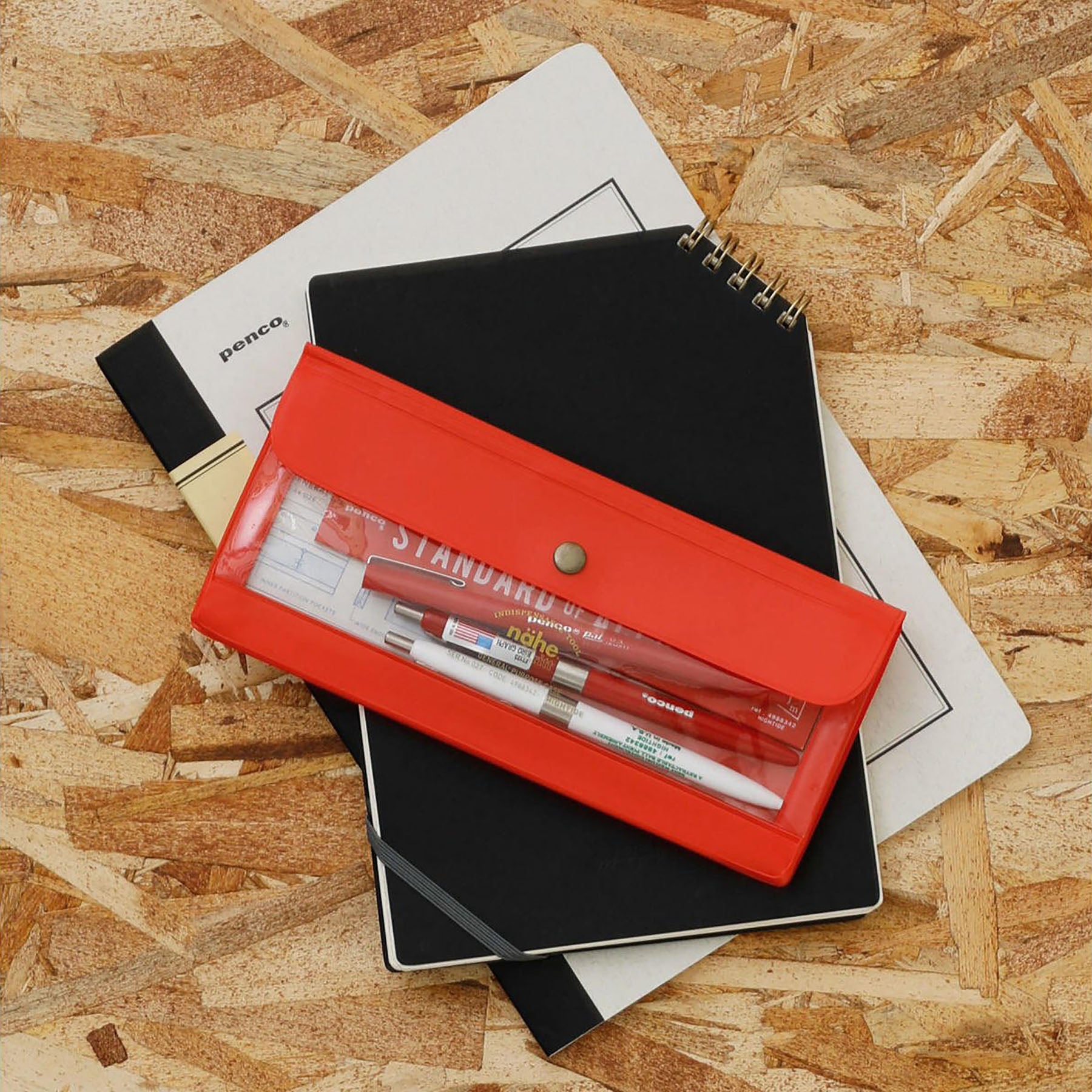 Podłużne etui – czerwone, nähe, papierniczy design