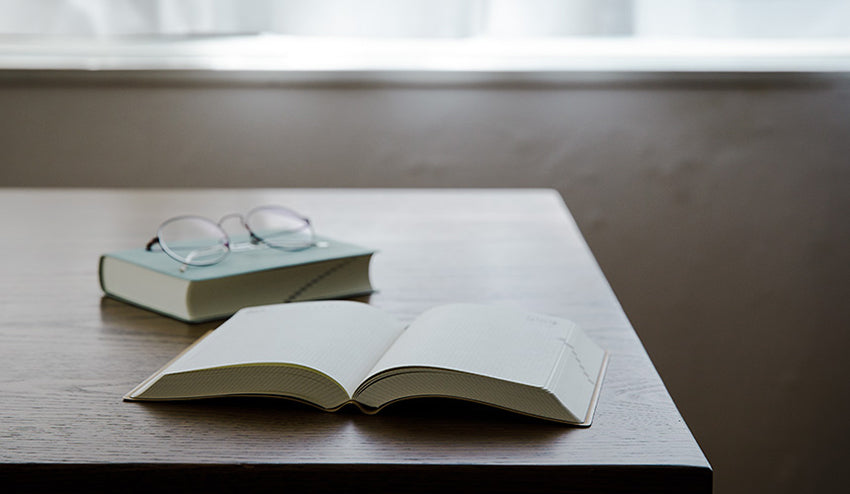 Kalendarz dzienny hibino 2026 – szary, Midori, papierniczy design