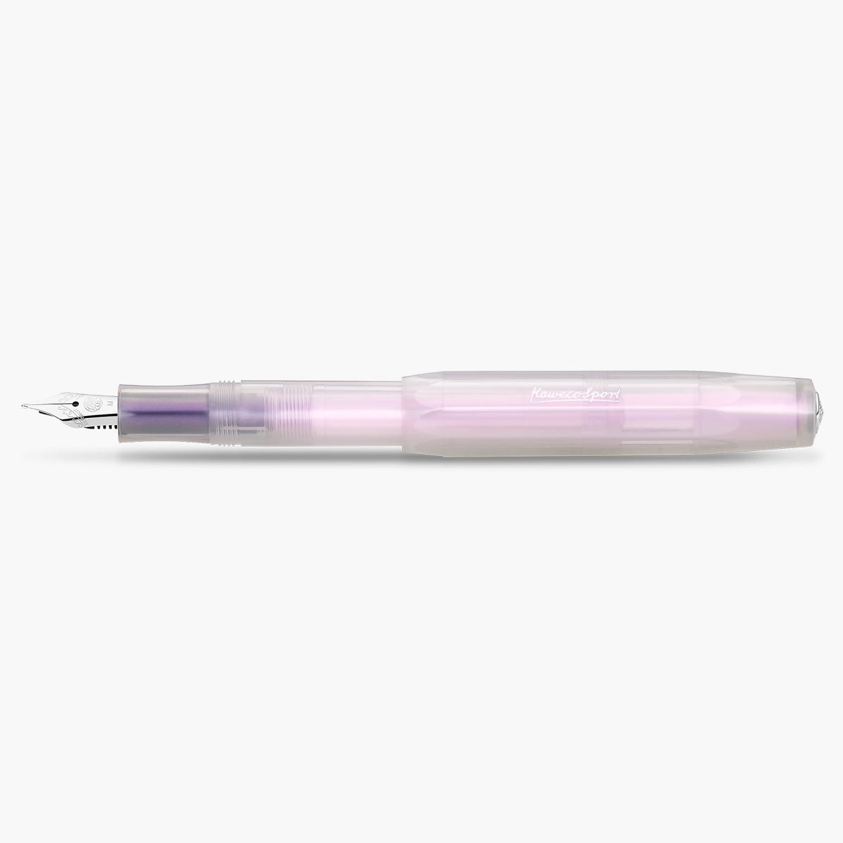 Pióro wieczne Kaweco Lunar Sport Light Blue z fioletowo-różowym połyskiem ze srebrną stalówką i napisem Kaweco Sport.