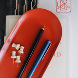 Stalowa podstawka na przybory do pisania LOLA – czerwona, NOTEM, Papierniczy design