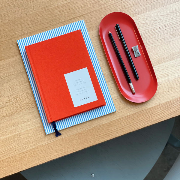 Stalowa podstawka na przybory do pisania LOLA – czerwona, NOTEM, Papierniczy design
