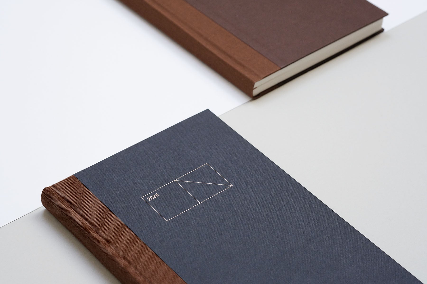 Kalendarz Copper 2026 w twardej oprawie – grafitowy, Papierniczeni, papierniczy design