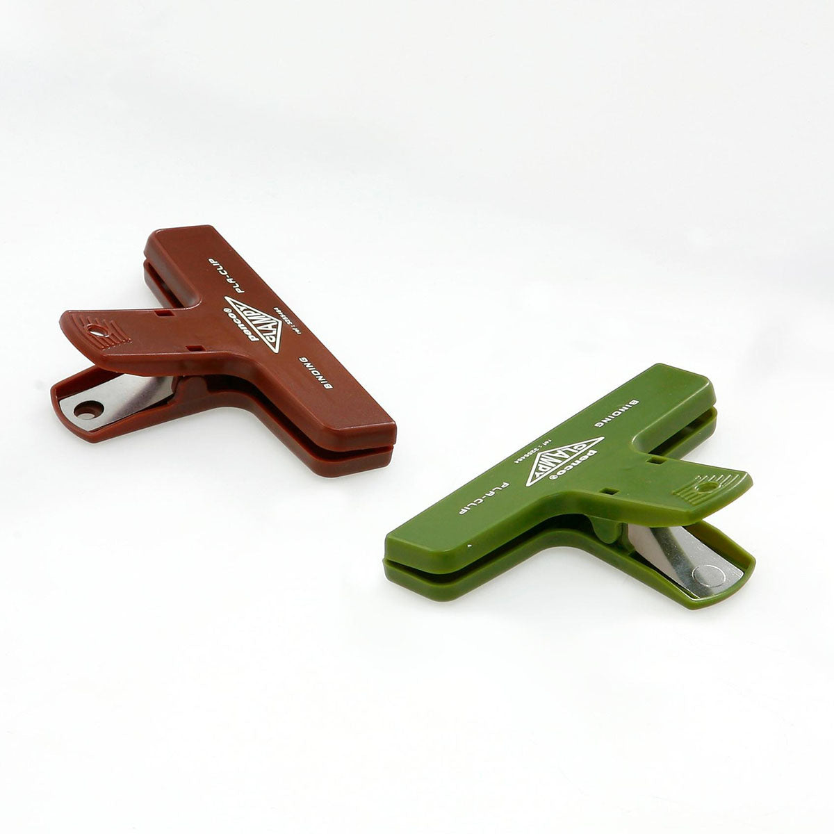 Plastikowe klipsy do papieru w kolorze zielonym i bordowym.