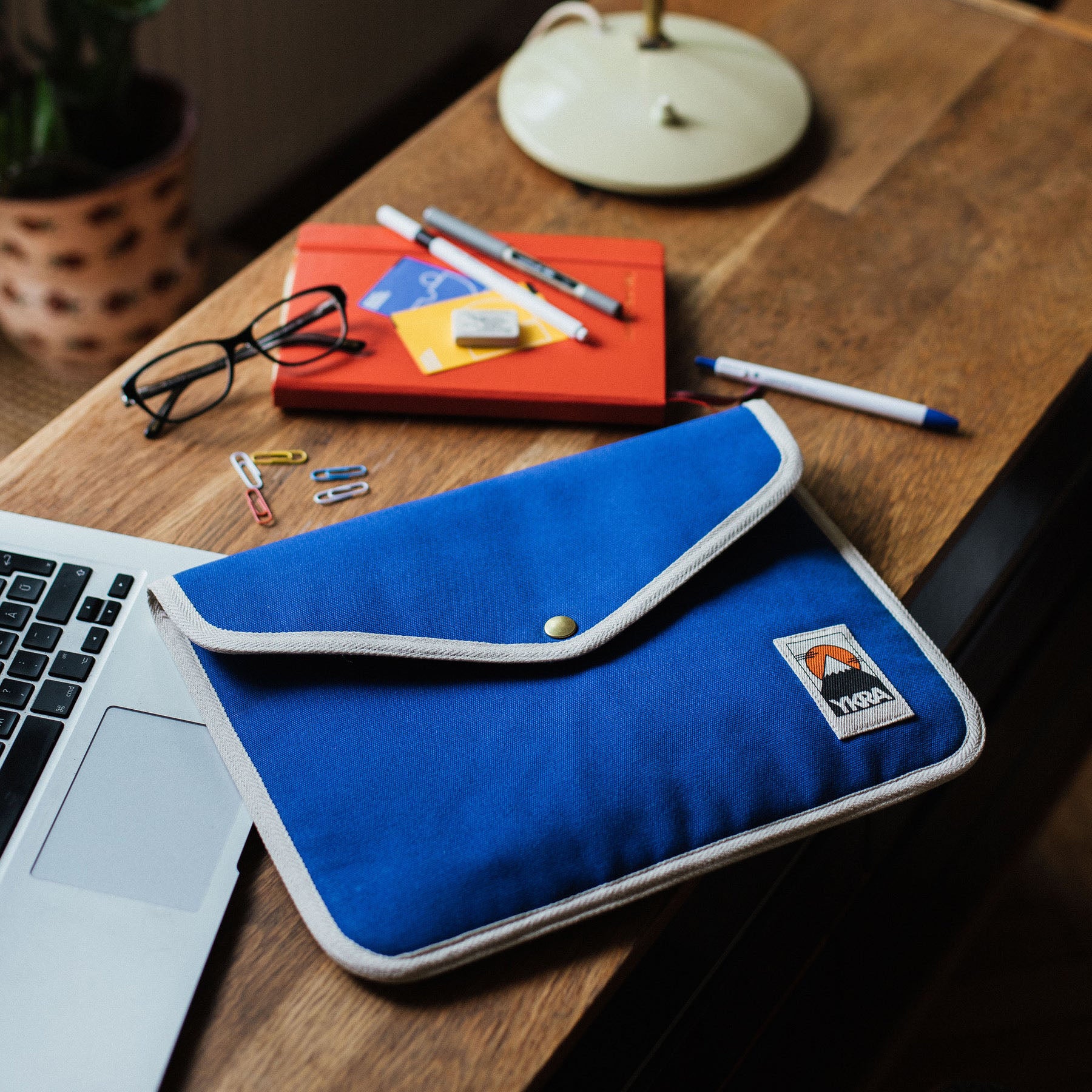Bawełniane etui na laptopa – niebieskie, YKRA, papierniczy design