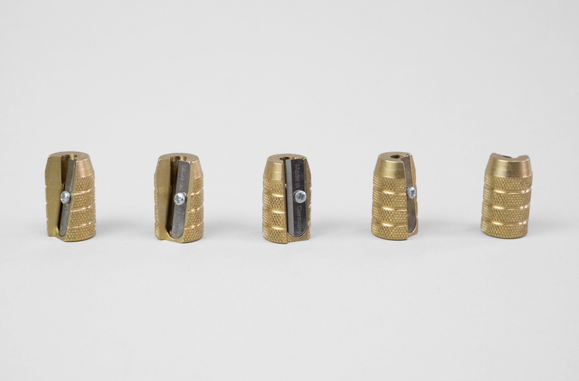 Mosiężna temperówka M+R bullet, Möbius + Ruppert, design sklep papierniczy, domowe biuro