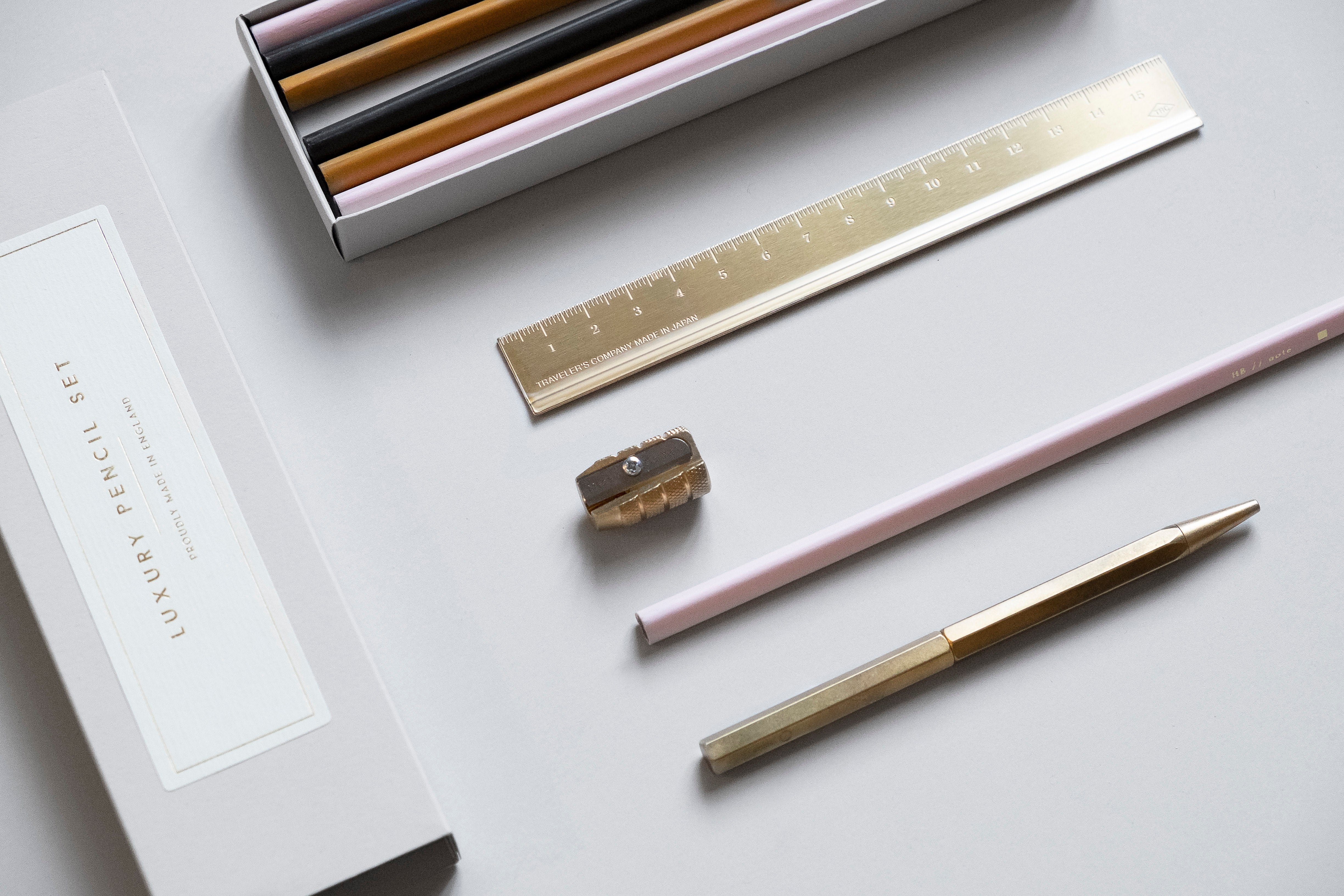 Mosiężna temperówka M+R bullet, Möbius + Ruppert, design sklep papierniczy, domowe biuro