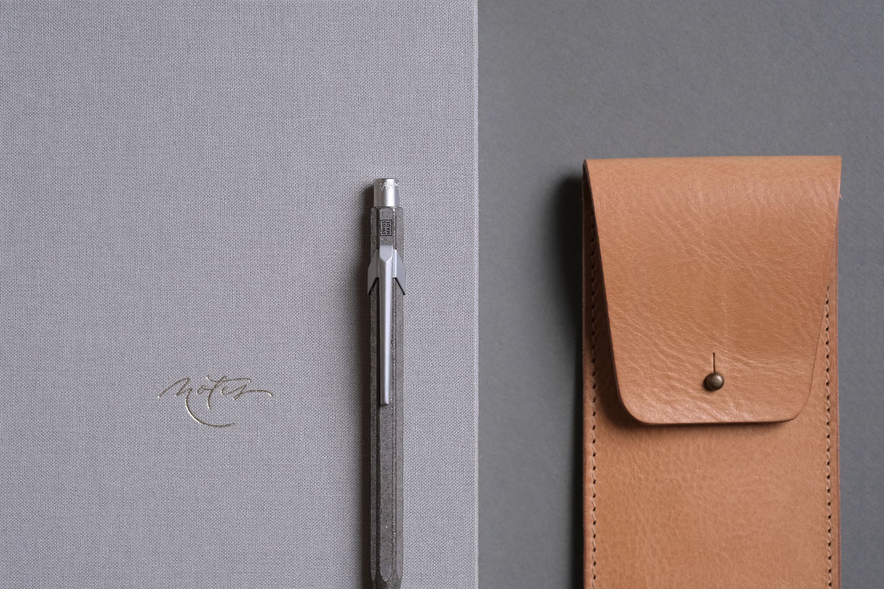 Skórzane etui na przybory do pisania – cieliste, design sklep papierniczy, domowe biuro