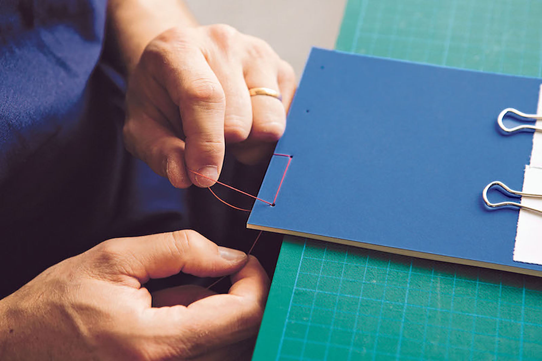 Making books - a guide to creating hand-crafted books, by London Centre for Book Arts, książka o introligatorstwie, papierniczeni, papiernicze design