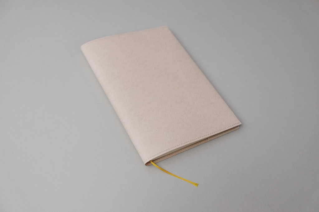 Papierowa okładka MD Paper, Midori, design artykuły biurowe, domowe biuro