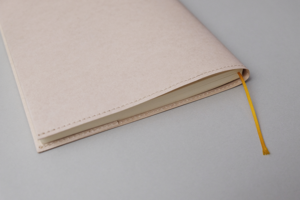 Papierowa okładka MD Paper, Midori, design artykuły biurowe, domowe biuro