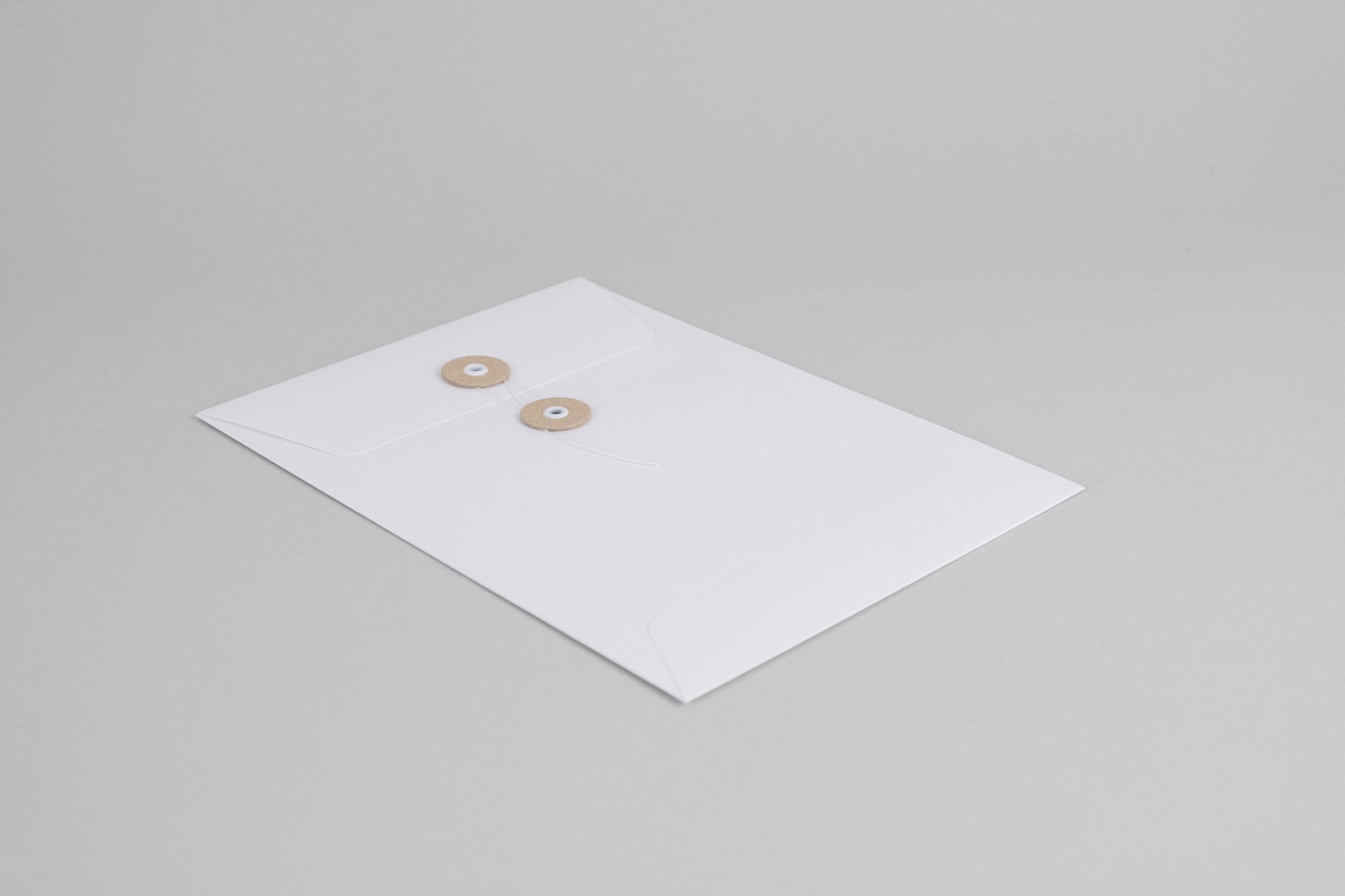 BIAŁE KOPERTY Z GUZIKAMI C5, Papierniczeni, design artykuły biurowe, domowe biuro
