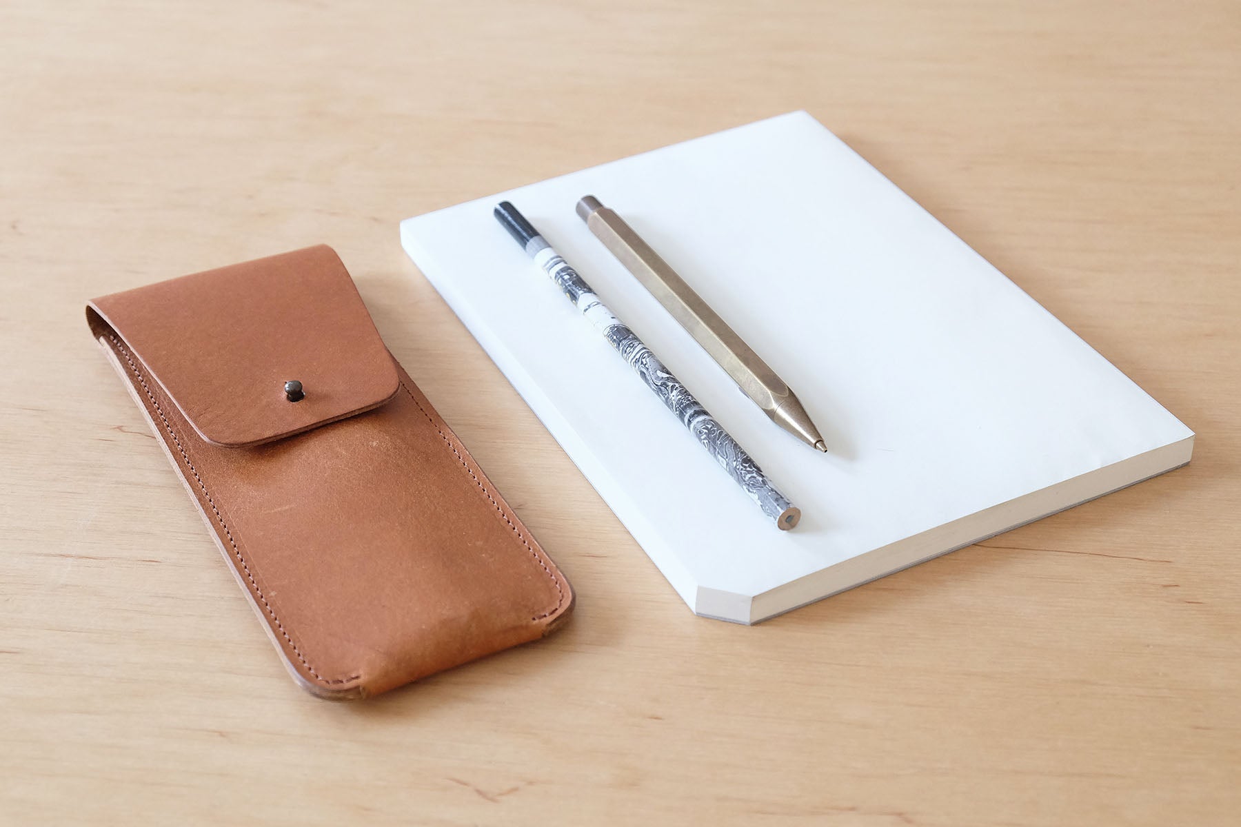 Skórzane etui na przybory do pisania – brązowe, design sklep papierniczy, domowe biuro