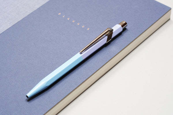 Aluminiowy długopis Caran dAche 849 Paul Smith – Sky Blue & Lavender, Caran d'Ache, papierniczy design