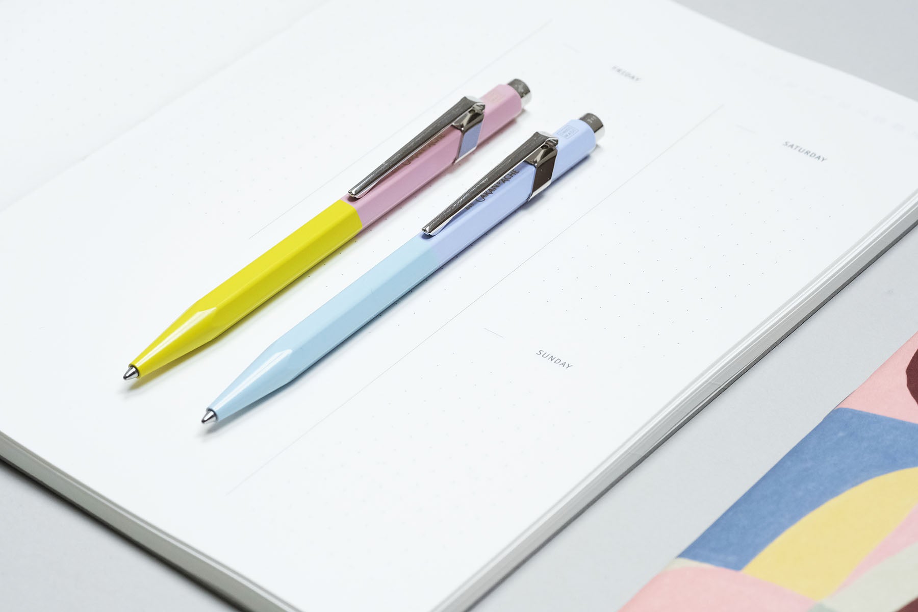 Aluminiowy długopis Caran dAche 849 Paul Smith – Chartreuse & Rose. Caran d'Ache, papierniczy design