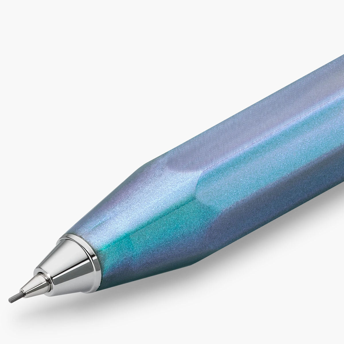 Grafit w ołówku mechanicznym marki Kaweco oraz fragment niebieskiego korpusu z srebrnym wykończeniem.