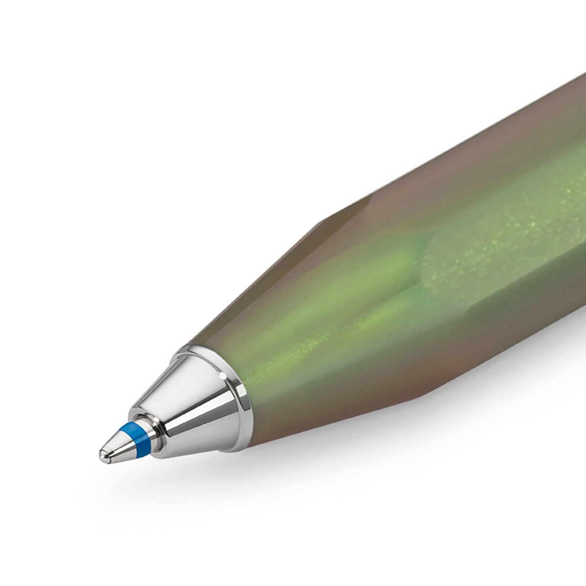 Niebieski wkład długopisowy marki Kaweco oraz fragment zielonego korpusu z srebrnym wykończeniem.
