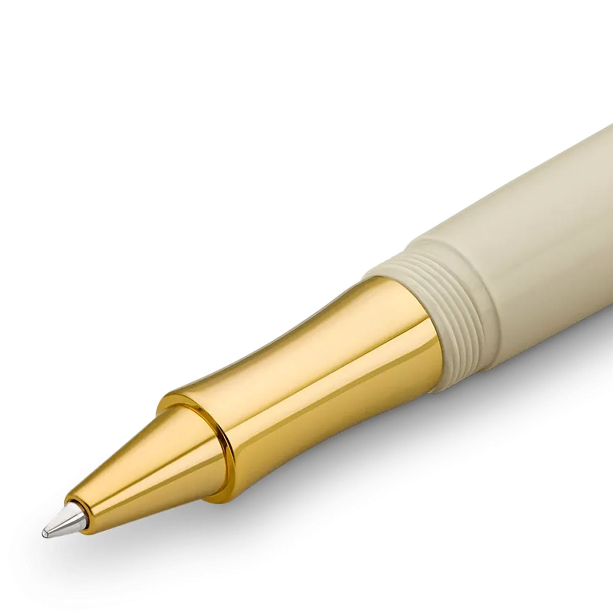 Złote wykończenie pióra kulkowego Kaweco Student w beżowej obudowie.