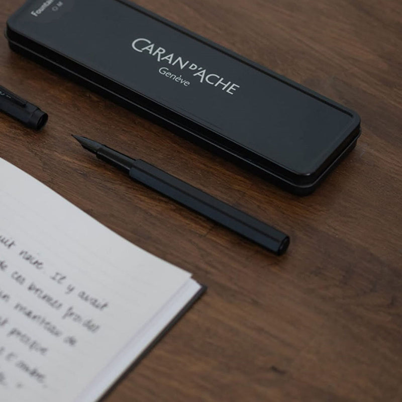 Aluminiowe pióro wieczne Caran dAche 849 – Black Code, Caran d'Ache, papierniczy design