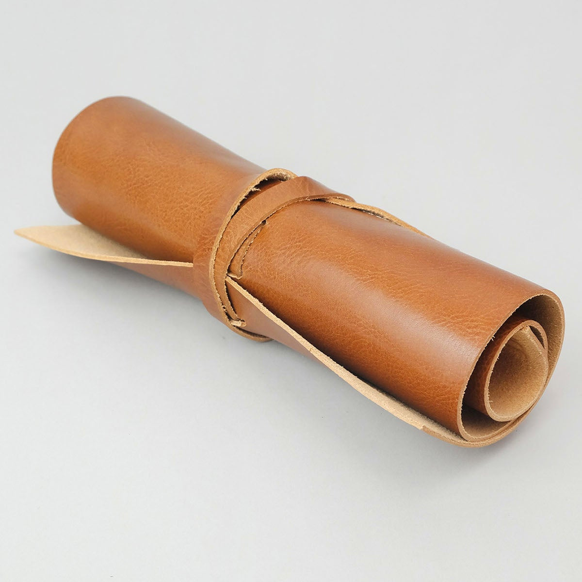 Skórzany piórnik zwijany – miodowy, Piel, papierniczy design