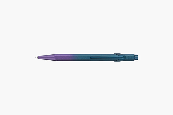 Aluminiowy długopis Caran dAche 849 Claim Your Style – Purple Ocean, Caran d'Ache, papierniczy design