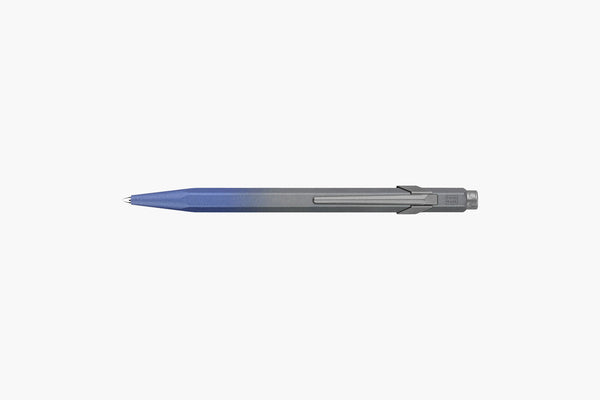 Aluminiowy długopis Caran dAche 849 Claim Your Style – Stormy Blue, Caran d'Ache, papierniczy design