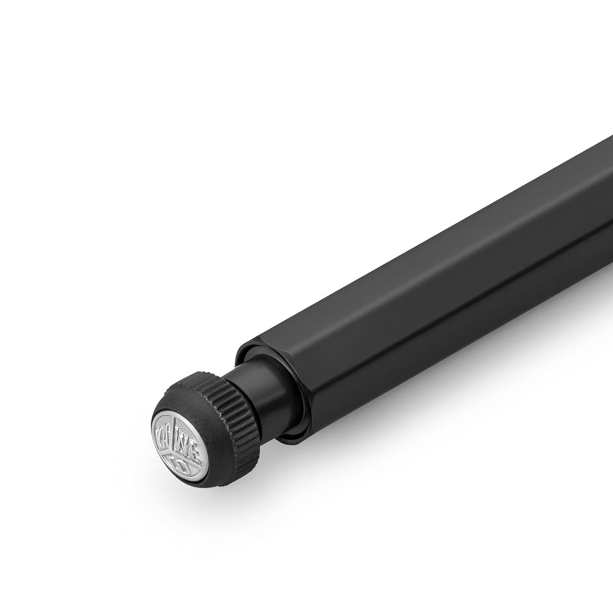 Aluminiowy długopis Kaweco z kolekcji SPECIAL w kolorze czarnym z srebrnym detalem z nazwą marki na przycisku.