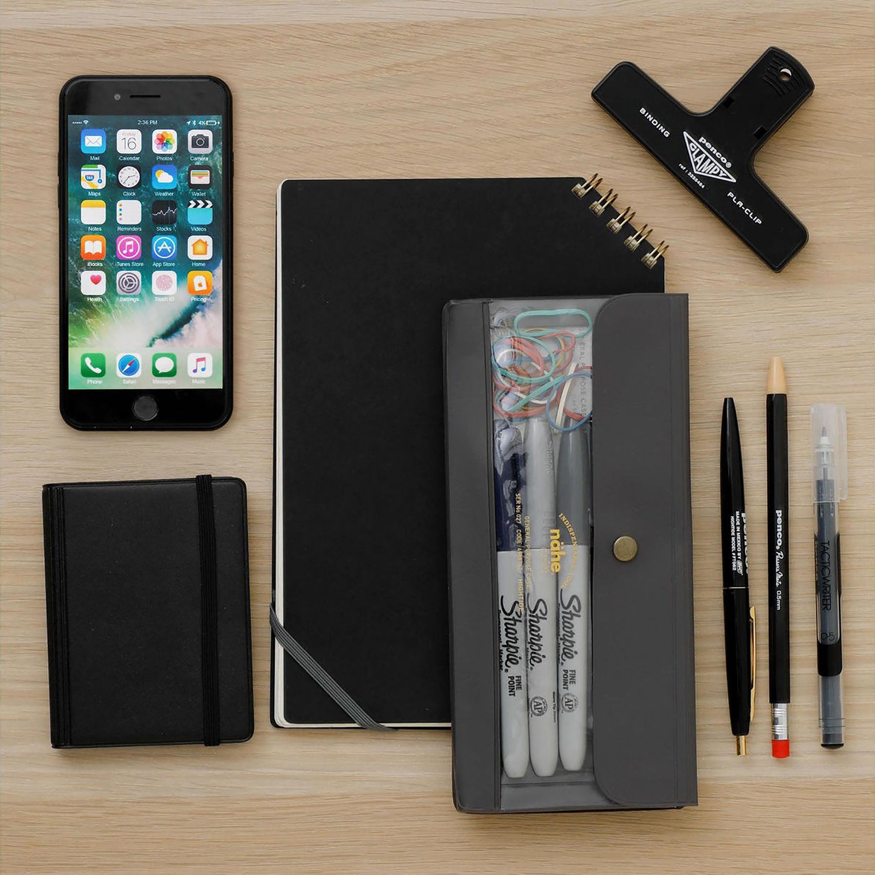 Podłużne etui – ciemnoszare, nähe, papierniczy design