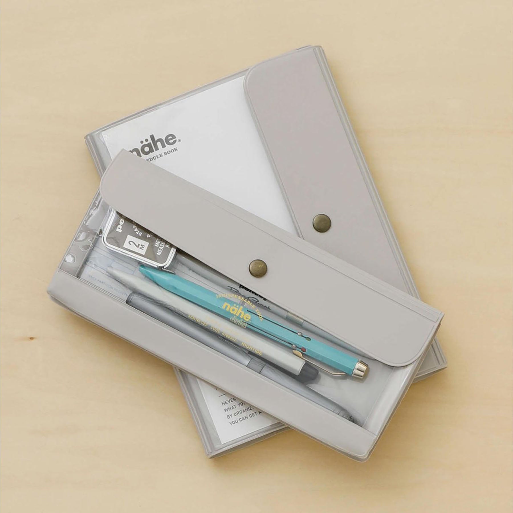 Podłużne etui – jasnoszare, nähe, papierniczy design