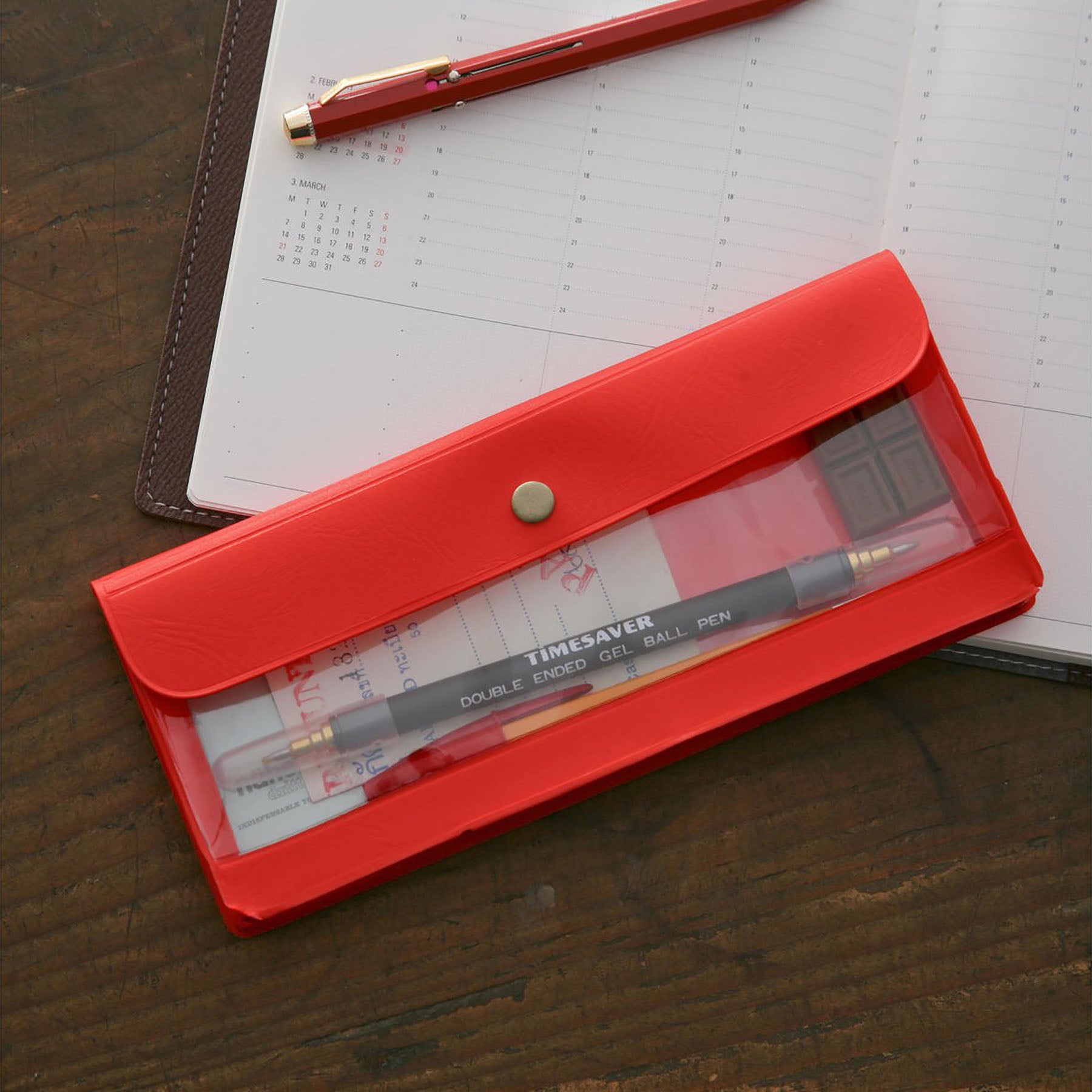 Podłużne etui – czerwone, nähe, papierniczy design