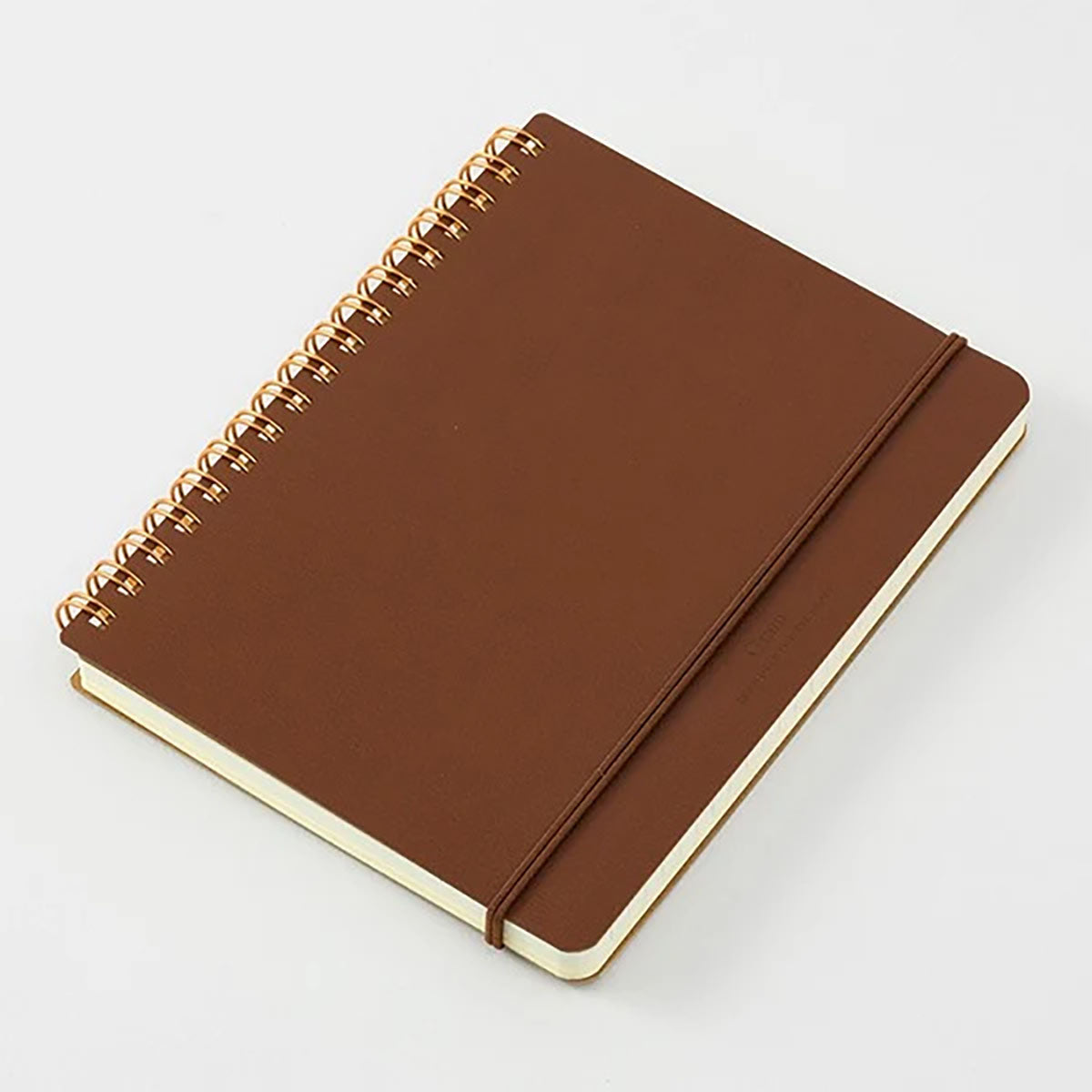 Kołonotatnik w formacie B6 z brązową skórzaną okładką i brązową gumką zamykającą.