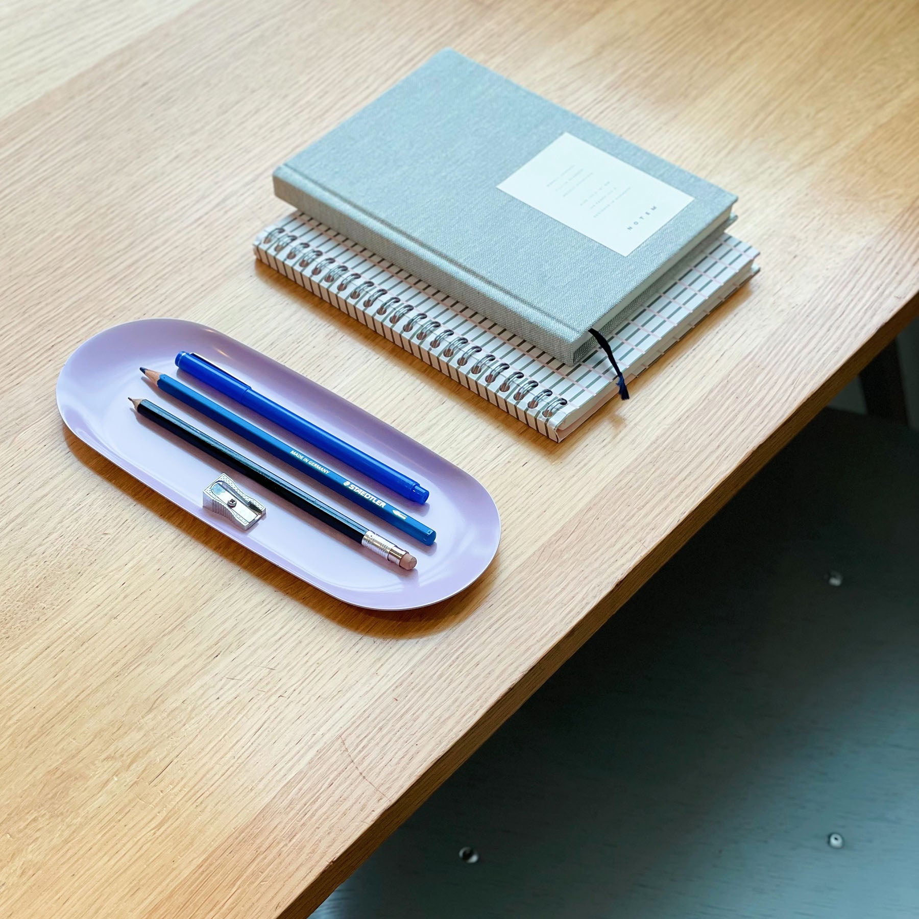 Stalowa podstawka na przybory do pisania LOLA – różowa, NOTEM, papierniczy design