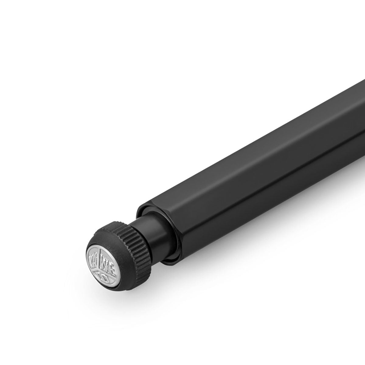 Aluminiowy ołówek Kaweco z kolekcji SPECIAL w kolorze czarnym z srebrnym detalem z nazwą marki na przycisku.