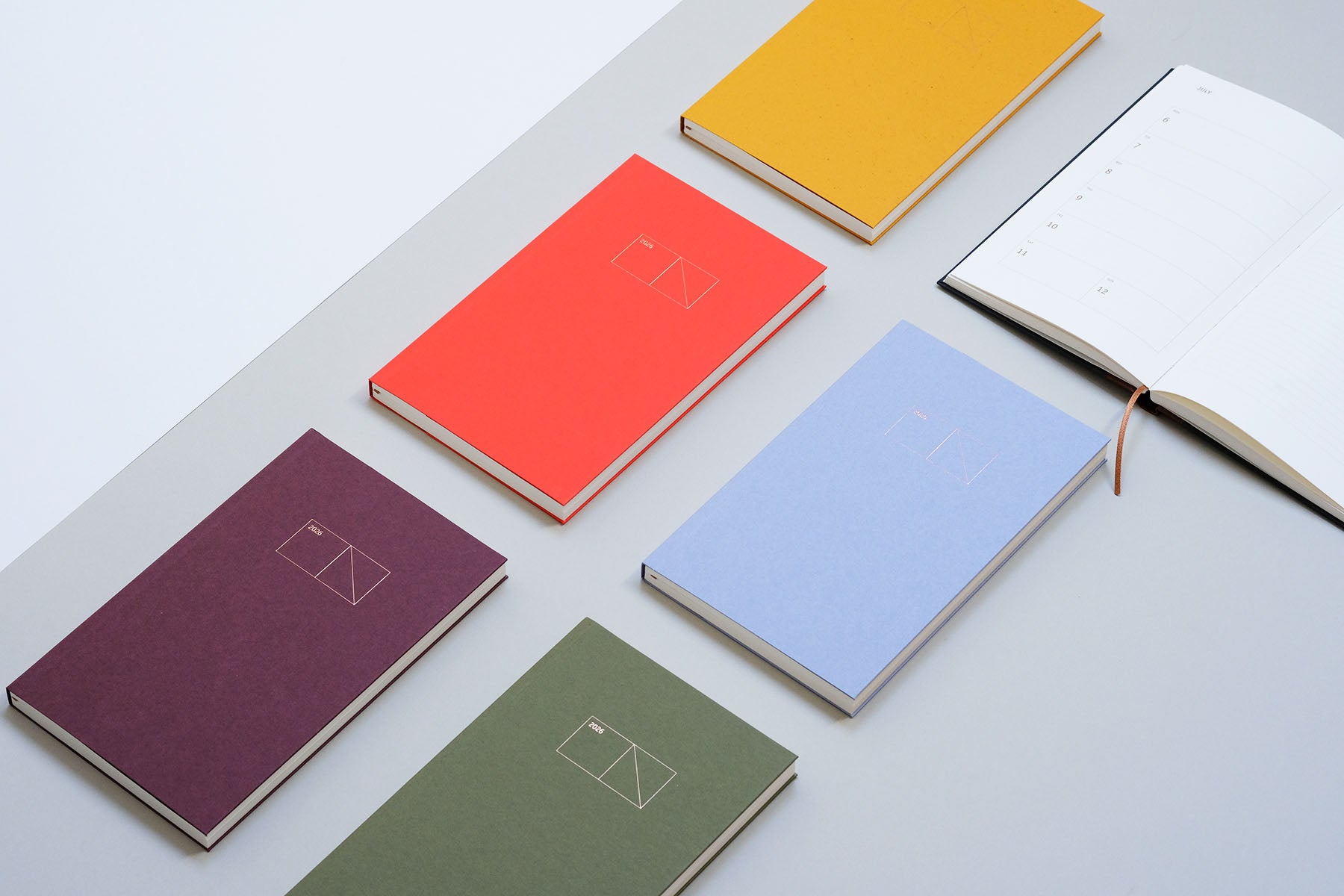 Kalendarz Copper 2026 w miękkiej oprawie – śliwka, Papierniczeni, papierniczy design